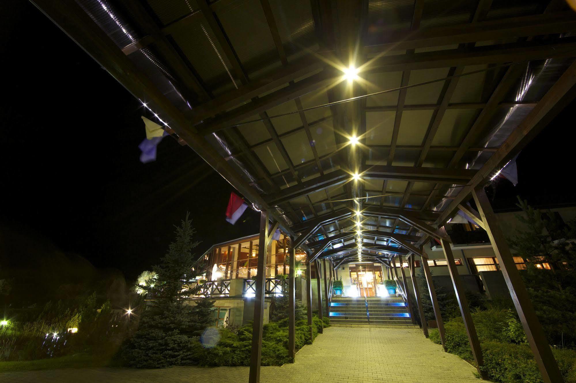 โรงแรมอินเตอร์เนชั่นแนล เวลคา ลอมนิตซา ภายนอก รูปภาพ